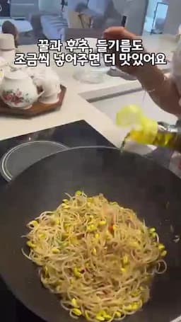 콩나물 넣고 아삭하게 볶기
