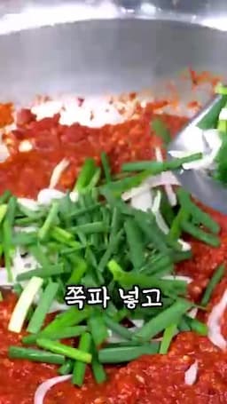 버무리와 숙성 절인 열무·얼갈이에 양념과 잘라놓은 양파·쪽파 넣어 섞고 실온에서 하루 숙성 후 냉장 보관