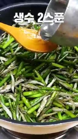 멸치 넣는 타이밍과 물로 식감 지키기