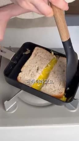양배추와 계란을 팬에서 익히기