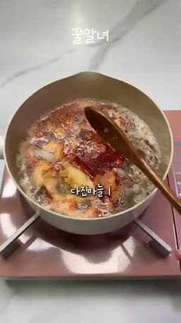 밥과 국물에 비벼 먹는 맛 포인트