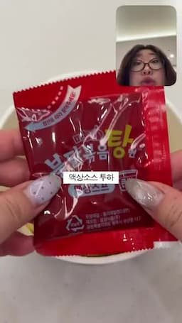 용기 준비와 물·소스 넣기