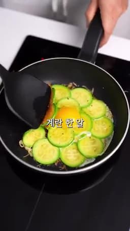 계란을 빵 크기에 맞게 마무리하기
