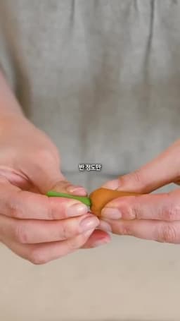 소세지에 마늘종 꽂아 파인애플 모양 만들기