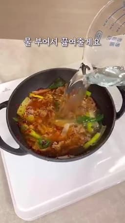 육수 만들기와 재료 조합