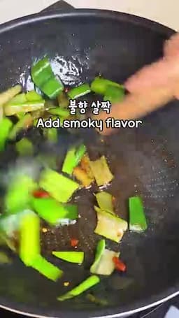 조리 순서 파기름 만들기 → 간장 태워 불향 → 양상추·굴소스 고열 조리 → 참기름 마무리