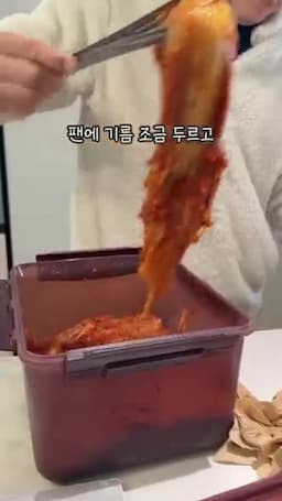 김치 볶기와 김밥 반죽