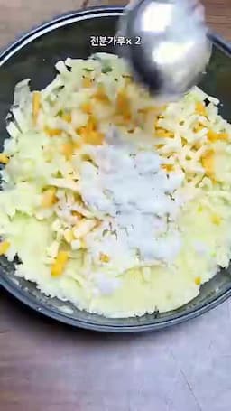 감자 익혀 으깨고 반죽 만들기