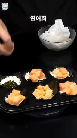 연어와 소스 올리는 순서