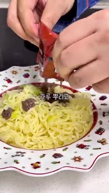 짜파게티 더 맛있게 끓이는 법: 물을 버리지 않고 기름 넣어 비비는 조리법