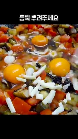 계란과 치즈 올려 마무리
