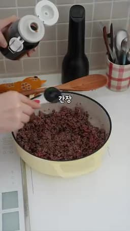 양념 넣고 보슬보슬하게 마무리