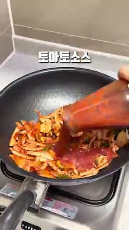 단계별 조리 순서(볶기 → 소스 → 면 넣기)