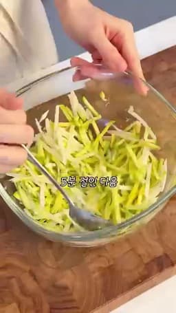 애호박·감자 절이기와 새우 손질