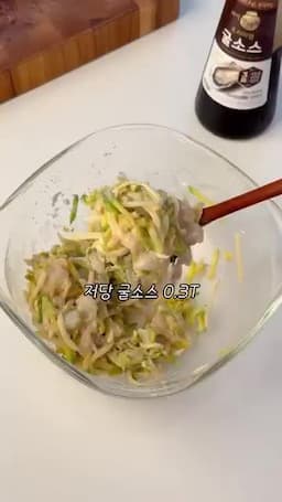 반죽 섞기와 한 스푼씩 올리는 방법