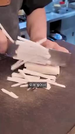 무채와 쪽파 넣어 버무리기