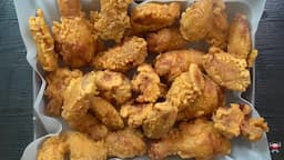 치킨 튀기기와 비법 소스 만들기