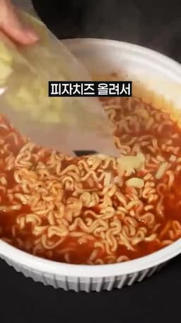 전자레인지 조리 순서 — 물 양 조절 3분 → 분말 스프·치즈 → 2분