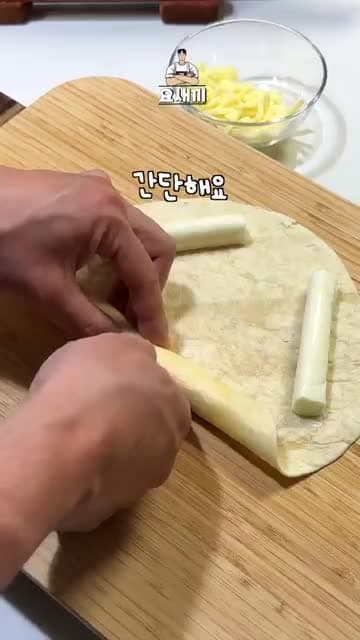 또띠아 피자 레시피: 스트링치즈로 말아 만드는 간단한 아침·간식 메뉴