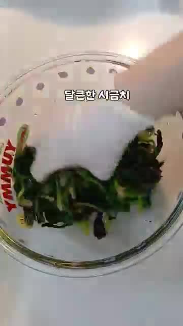 시금치 무침 레시피: 참기름과 시오콘부로 달큰한 감칠맛 내기