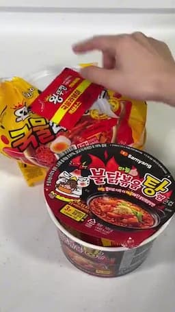 재료와 준비물 (왕뚜껑·불닭탕·치즈)