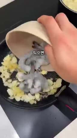 마늘과 새우를 볶는 조리 순서