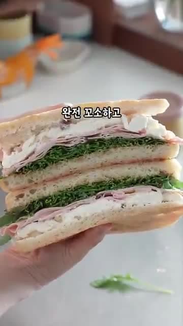 피스타치오 버터 샌드위치 레시피: 루꼴라·모르타델라·부라타 조합
