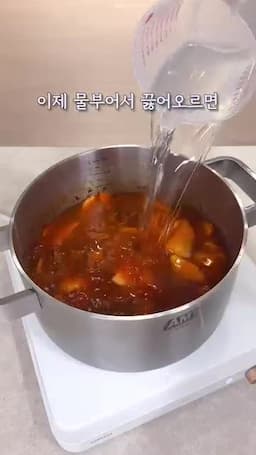 볶기 과정과 육수 만들기 참기름에 소고기 먼저 볶고 무·고춧가루 넣기 물 붓고 거품 걷기
