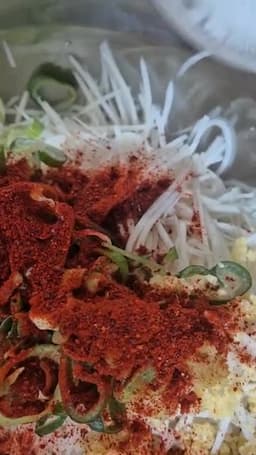 고춧가루·액젓·식초·설탕으로 맛 맞추기