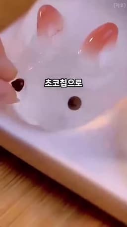 초코칩 눈과 마무리 데코