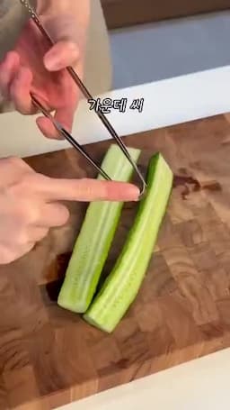 오이 손질과 참치 속 준비