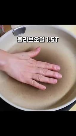 볶음 과정 기름 예열 → 마늘·양파 → 소고기 → 마늘밥 합치기