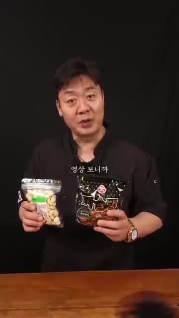 이연복 마늘 폭탄 짜장라면 레시피: 마늘 볶고 굴소스 더해 완성