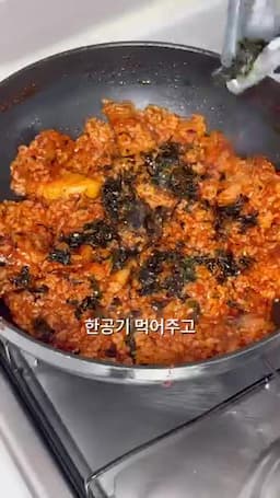 서빙 방법 흰쌀밥과 김가루로 마무리하는 볶음밥