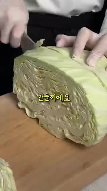 양배추 스테이크 다이어트 레시피: 버터에 굽고 모짜렐라로 마무리
