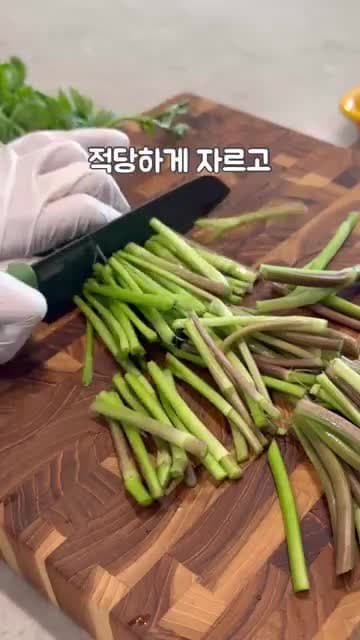 미나리 삼겹살 말이 찜 — 숙주 깔아 10분 스팀, 된장 소스 곁들임