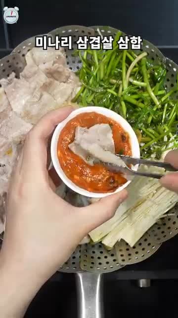 미나리 삼겹살 삼합 레시피 — 묵은지 위에 찐 삼겹살과 쌈장 마요소스
